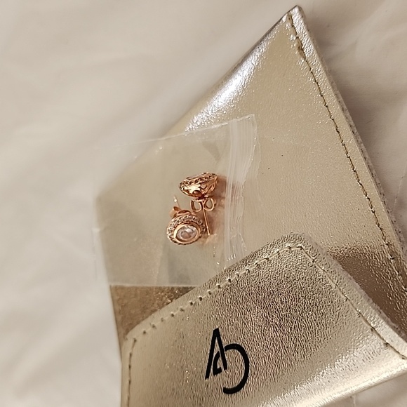 NWT Stunning Genevive Rose Gold Faux Diamond Filagree Studs - Picture 4 of 6